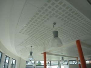 Plafond avec dalles perforées